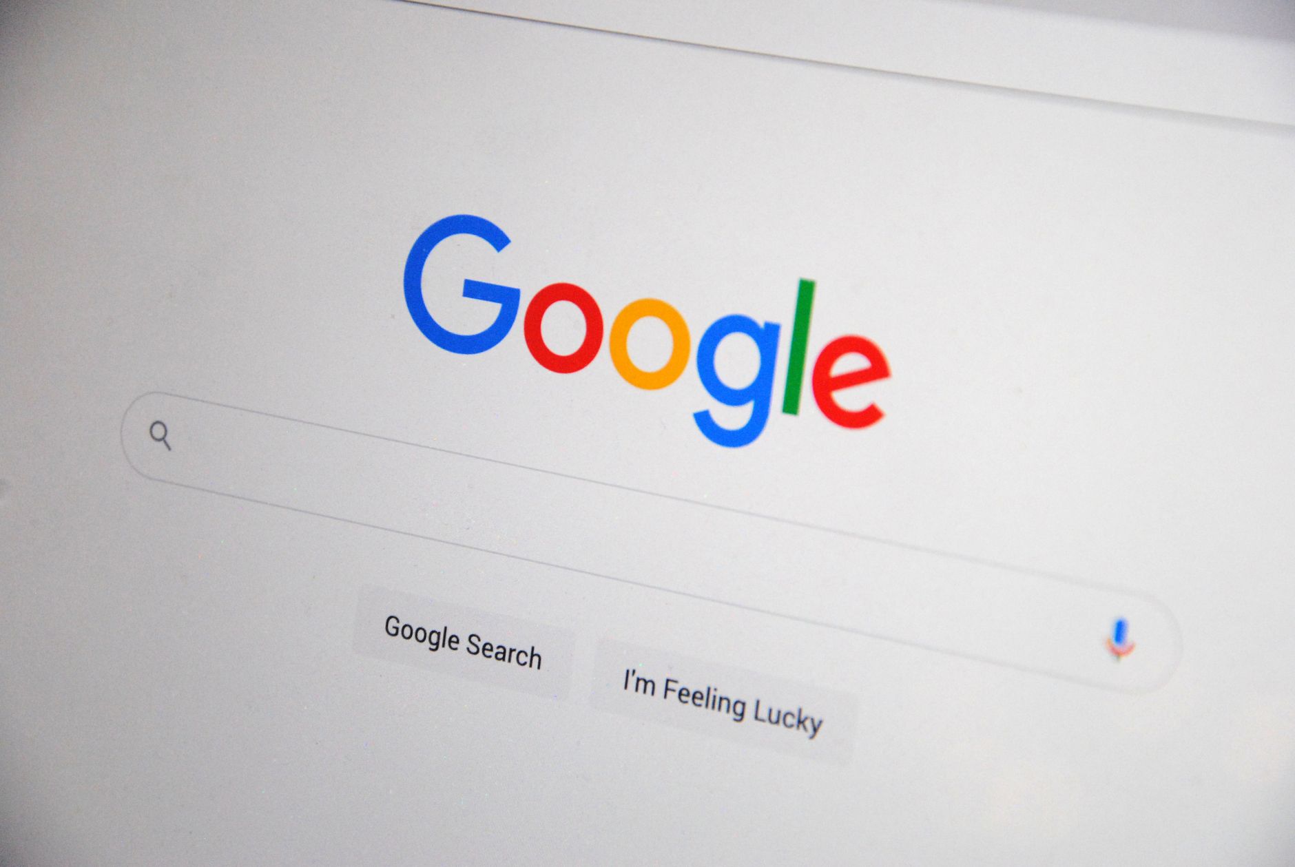 Close-up of Google homepage on a screen, illustrating how clear page titles appear in search engine results.