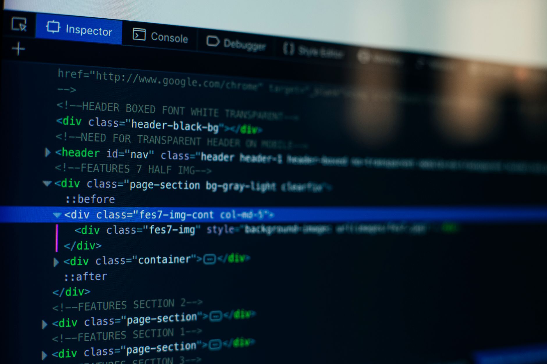 Browser developer tools showing HTML source code for advanced WordPress SEO technical diagnosis