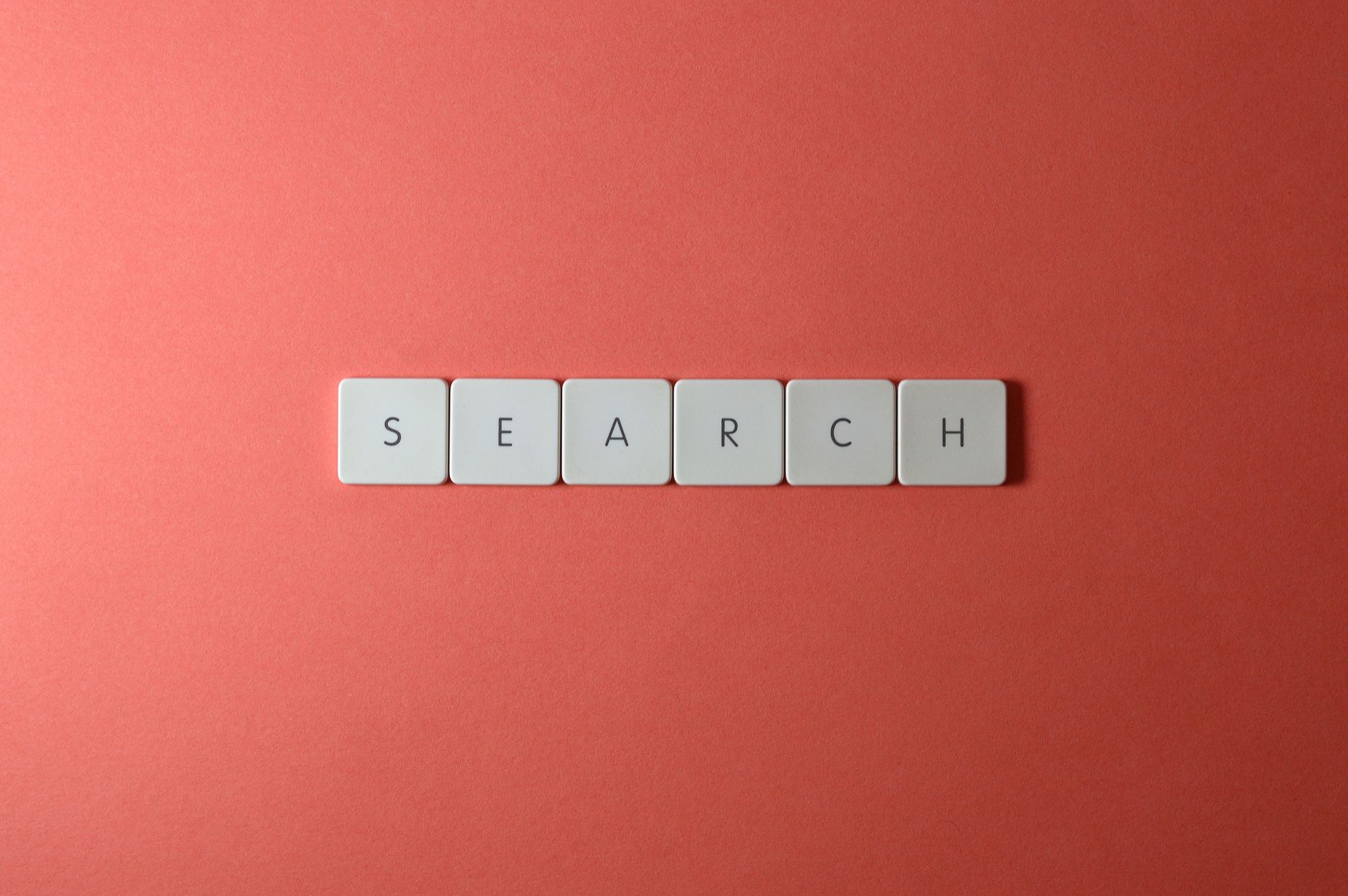 White keyboard keys spelling the word SEARCH on a red background representing internal link and search concepts